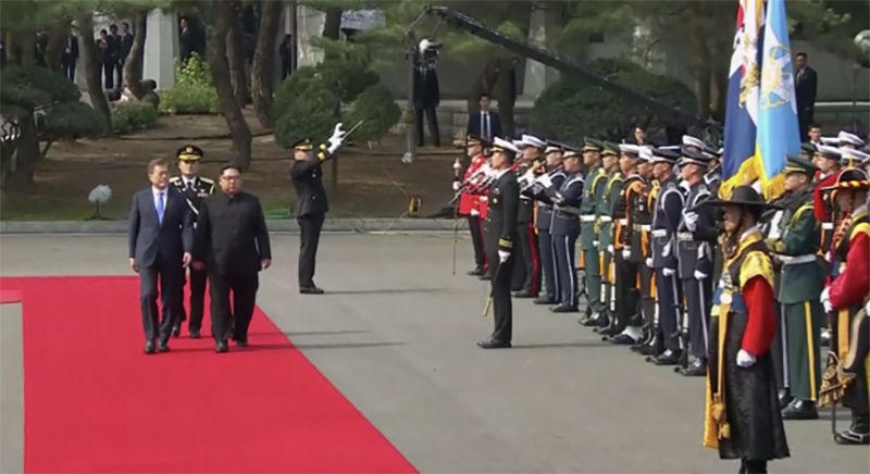 Ảnh: Ông Kim Jong-un là lãnh đạo đầu tiên của Triều Tiên tham gia duyệt đội nghi thức Hàn Quốc Ảnh: Ông Kim Jong-un là lãnh đạo đầu tiên của Triều Tiên tham gia duyệt đội nghi thức Hàn Quốc